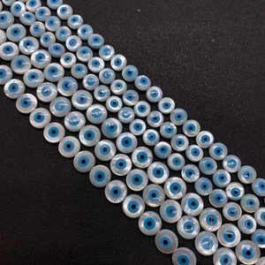 Makroaufnahme von irisierenden Perlmuttschalen Evil-Eye-Perlen für DIY-Schmuckherstellung
