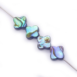 Perline a quadrifoglio in conchiglia di abalone naturale con riflessi arcobaleno