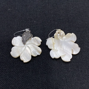 Pendentif fleur en nacre naturelle avec détail de feuille sertie de cristaux brillants