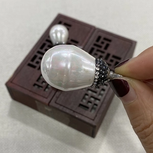 Pendentif perle baroque en goutte avec cristaux noirs et blancs sur fermoir en métal argenté