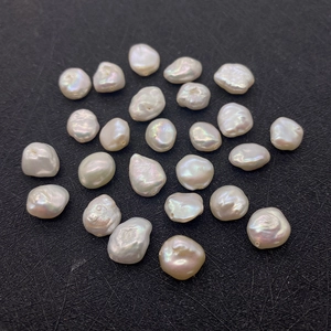 Makroaufnahme von 9mm unregelmäßigen Süßwasserperlen mit natürlichem Glanz für DIY Schmuck