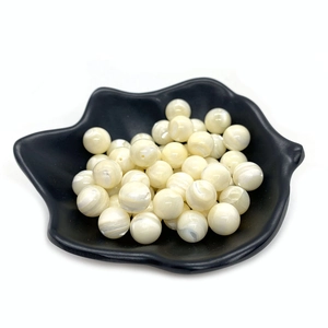 Natürliche weiße Muschelperlen 4-10mm in schwarzer Blattschale für DIY Schmuck
