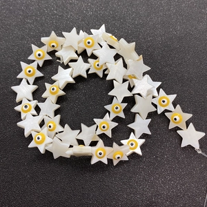 Detail von sternförmigen Muschelperlen mit Evil-Eye-Design für DIY-Schmuck