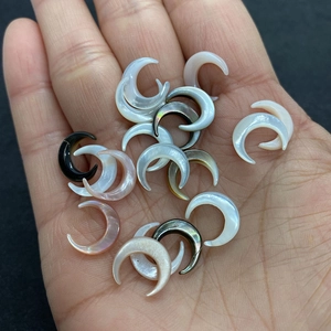 Cuentas de concha natural en forma de luna en varios colores para creación de joyas