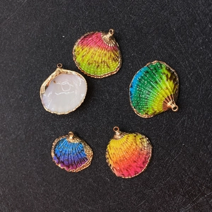 Cinq pendentifs coquillages naturels dégradés arc-en-ciel avec bords dorés pour bijoux DIY
