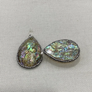 Pendentif goutte en nacre d'abalone naturelle avec strass micro-pavé et fermoir argenté