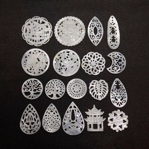 Pendentifs en Coquillage Naturel Évidés Traditionnels Gravés en Nacre pour Accessoires de Fabrication de Colliers et Bracelets DIY