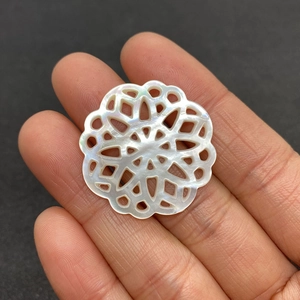 Perle en coquillage naturel évidée avec gravure florale irisée pour colliers DIY