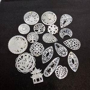 Pendentifs variés en nacre naturelle avec fines gravures ajourées pour bijoux artisanaux