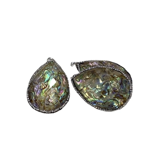 Pendentif goutte en nacre d'abalone naturelle avec cadre serti de strass brillants