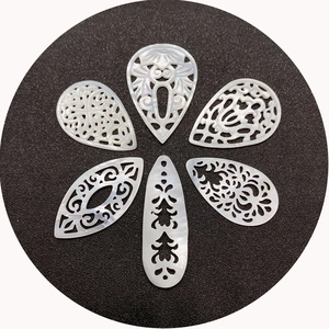 Pendentifs en nacre naturelle avec gravures ajourées pour création de bijoux DIY