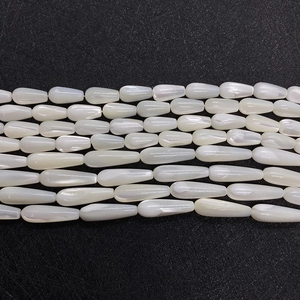 Perline di conchiglia naturale a goccia d'acqua con lucentezza iridescente per gioielli DIY
