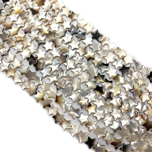 Vue détaillée de perles en nacre naturelle en forme d'étoile avec reflets irisés pour DIY