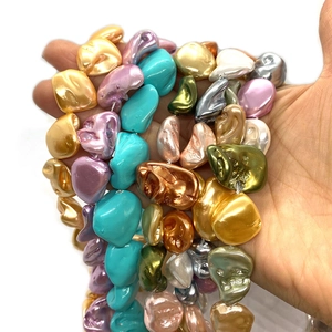 Perle barocche assortite in vetro per creazione gioielli fai da te tenute in mano