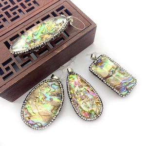 Lot de pendentifs en nacre d'abalone naturelle avec strass en quatre formes géométriques