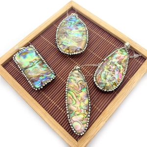 Pendentifs en nacre d'abalone naturelle avec bords strass en diverses formes géométriques
