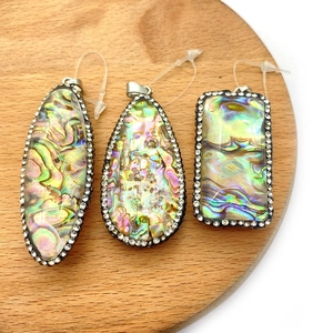 Pendentifs en nacre d'abalone ovales, en goutte et rectangulaires avec strass en cristal