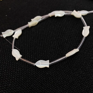 Perle di madreperla bianca naturale a forma di pesce per creazione gioielli fai-da-te