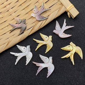 Pendenti in madreperla naturale a forma di rondine in vari colori iridescenti per fai-da-te