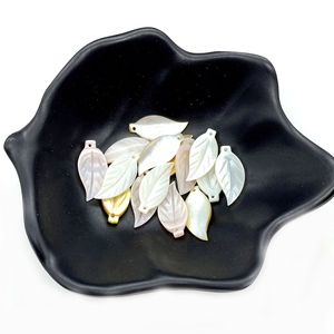 Natürliche blattförmige Perlmutt-Anhänger in Weiß, Rosa und Gelb für DIY-Schmuck