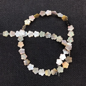 Perles naturelles en forme de fleur avec reflets nacrés pour la création de bijoux DIY