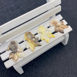 Macro detail van gesneden goudvis schelpkralen met natuurlijke parelmoerglans voor sieraden