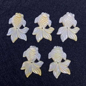 Natuurlijke parelmoer goudvis hangers met iriserende glans voor DIY sieraden maken