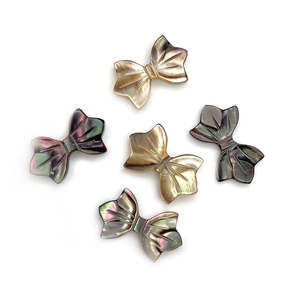 Natürliche schimmernde Perlmutt Anhänger in Schmetterlingsform für DIY Schmuckdesign