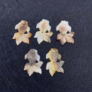 Natuurlijke parelmoer kralen in goudvisvorm voor het maken van DIY sieraden sets