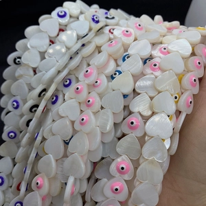 Natürliche Herz-Muschelperlen mit bunten Evil Eye Mustern für DIY-Schmuckherstellung