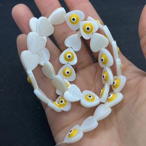 Natürliche Herzperlen aus Muschel mit gelbem Evil-Eye-Muster für DIY-Schmuck