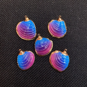 Pendentifs en coquillage dégradé bleu-violet avec bordure dorée pour création de bijoux