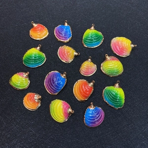 Pendentif Coquille de Mer Naturelle Sans Chaîne Bordure en Alliage Plaqué Or Dégradé Arc-en-Ciel Breloques pour Création de Bijoux DIY