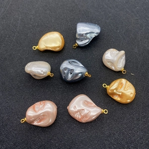 Pendenti con perle barocche irregolari e anelli dorati in quattro vari colori