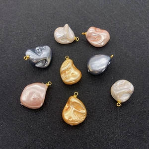 Pendenti in perle barocche di vari colori con anelli in metallo dorato per gioielli fai da te