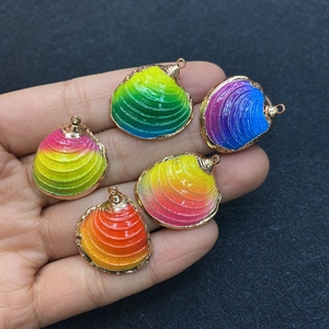Cinq pendentifs coquillages naturels dégradés avec bords plaqués en or 18 carats