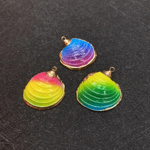 Trois pendentifs en nacre naturelle avec dégradé et bordure dorée pour bijoux faits main
