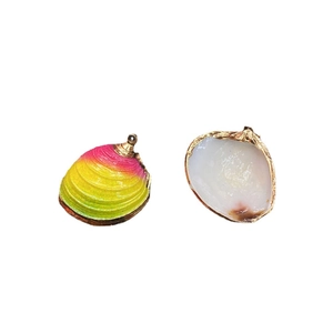 Pendentif coquillage dégradé avec bord doré et intérieur perlé pour la création de bijoux