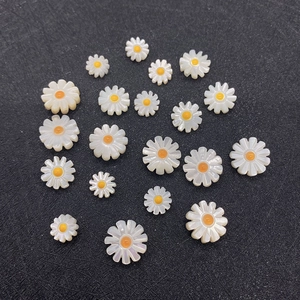 Dettaglio di perline a forma di girasole in conchiglia bianca per creazioni di gioielli