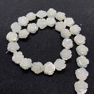 Perles en nacre blanche de 8mm avec rose sculptée double face pour création de bijoux