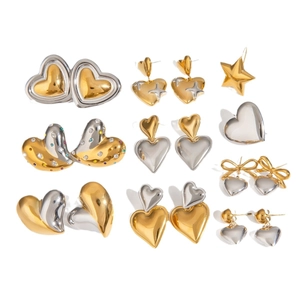 Lot de boucles d'oreilles cœur bicolores or et argent avec zircons et détails nœuds