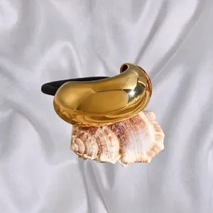 Élastique à cheveux doré irrégulier sur soie blanche avec un coquillage naturel