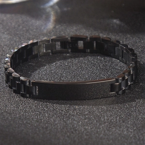 Detalle de la pulsera de acero inoxidable negro mate con una placa metálica central