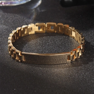 Vista de primer plano de la pulsera de acero inoxidable dorado estilo reloj con placa ID