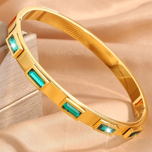Dettaglio ravvicinato del bracciale placcato oro 18K con cinque gemme verdi rettangolari