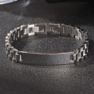 Elegante pulsera de eslabones de acero inoxidable plateado con placa de identificación