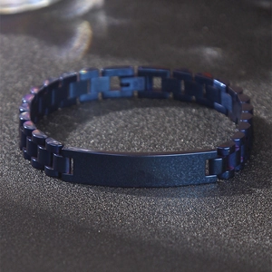 Detalle de pulsera de eslabones oyster en acero inoxidable azul marino con placa grabable