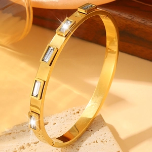 Dettaglio di un bracciale in acciaio inossidabile placcato oro 18K con zirconi rettangolari