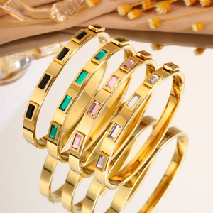 Set di bracciali in acciaio al titanio dorato con smeraldo quadrato e pietre colorate