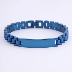 Detalle de pulsera azul de acero inoxidable con eslabones de reloj y placa metálica lisa